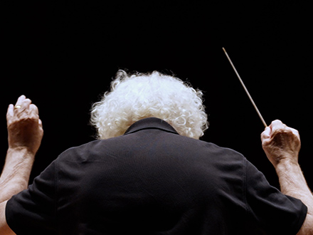 SIMON RATTLE – VOM GLÜCK DES DIRIGIERENS © Paulus Mueller-Hahl / Kick Film